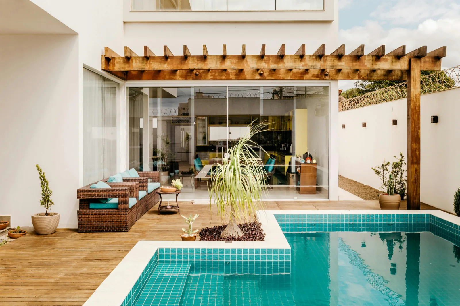 Modern backyard pool and spa at a Tucson-area home built by a local pool contractor